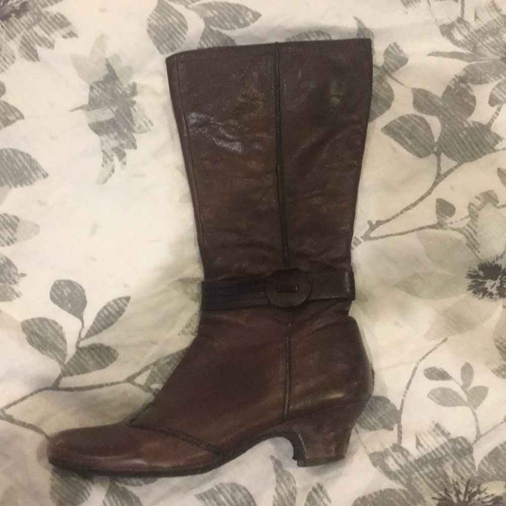 Brown boots with one inch heel